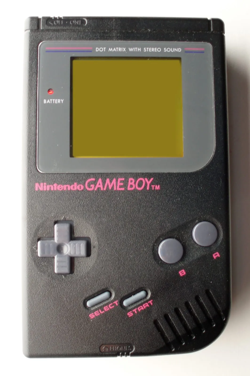 1990년대 휴대용 게임기. 백라이트 없는 초록빛 반사형 LCD 화면이 보인다